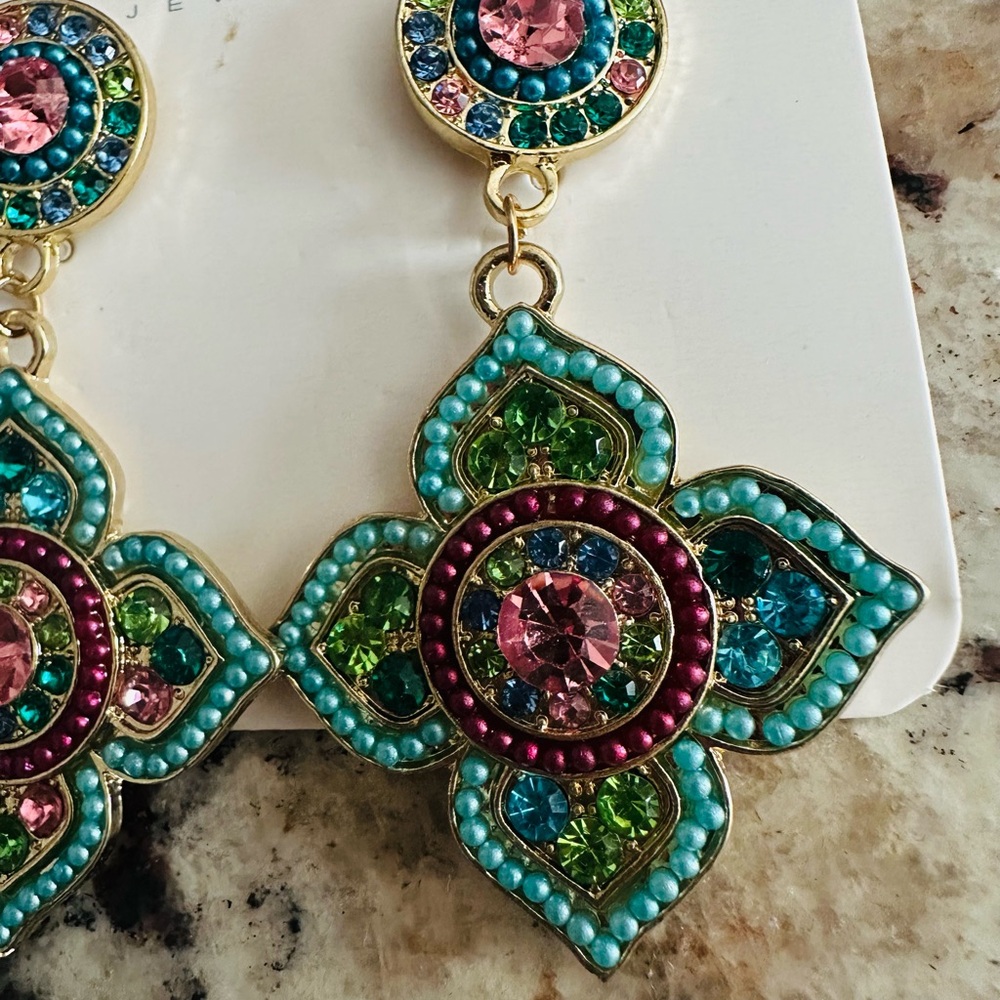 NEW Colorful Fashion Boutique Jewelry Pierced Earrings! - Picture 2 of 2